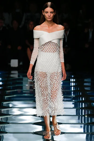 Look 18